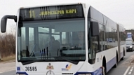 Naktī turpinājās ziemas ielu tīrīšanas darbi; sabiedriskais transports kursē bez ievērojamiem kavējumiem