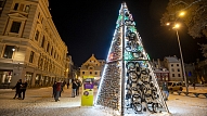 Rīgā uzstādīta unikāla, izglītojoša un uz ilgtspēju vērsta no atkritumiem veidota Ziemassvētku egle