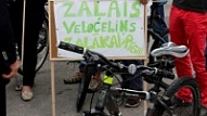 Vides aktīvistu pikets par "zaļā veloceliņa" izbūvi noslēdzas ar neveiklu RD solījumu