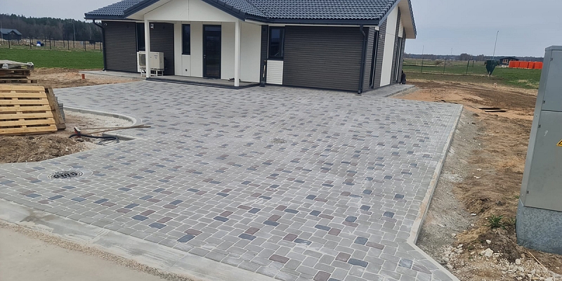 Pagalmu un piebraucamo ceļu bruģēšana