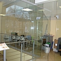 Stikla siena ar durvīm