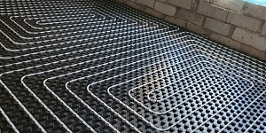 Silto grīdu instalācija