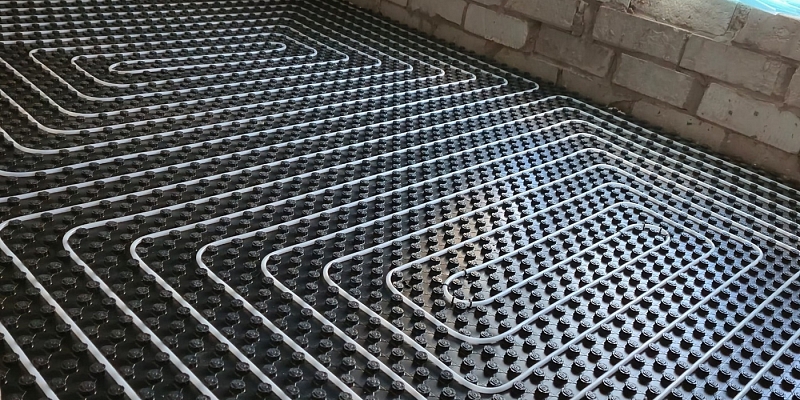 Silto grīdu instalācija