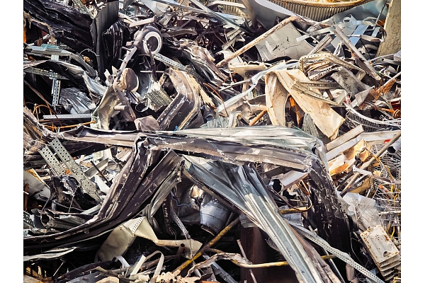 Melnie metāllūžņi