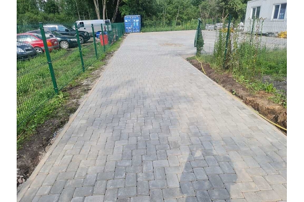 Bruģēts piebraucamais ceļš ar pelēko bruģi