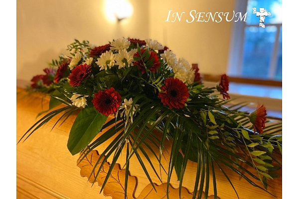 Vainagi un sēru pušķi, ziedi