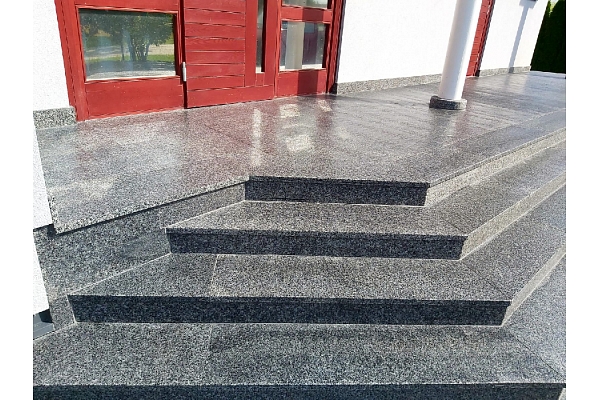 Granīta pakāpieni un laukumi