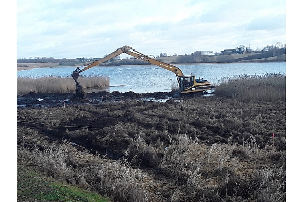 Ūdenstilpņu rakšana un krasta līnijas nostiprināšana