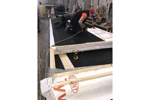 Darbs, ražotne, uz darba galda