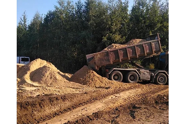 Traktori, ekskavatori, autokrāni, universālie pašizgāzēji beramo un konteinera kravu pārvadāšanai