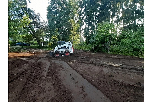 Traktori, ekskavatori, autokrāni, universālie pašizgāzēji beramo un konteinera kravu pārvadāšanai