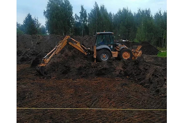 Traktori, ekskavatori, autokrāni, universālie pašizgāzēji beramo un konteinera kravu pārvadāšanai