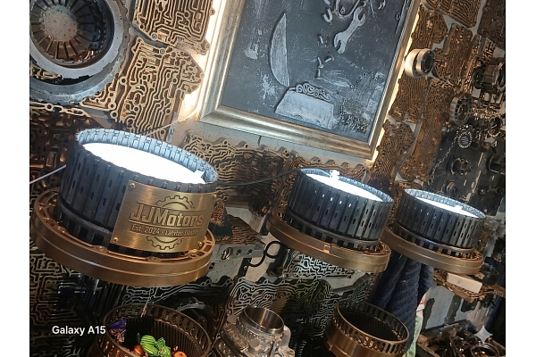 Industriālās lampas un dizaina objekti