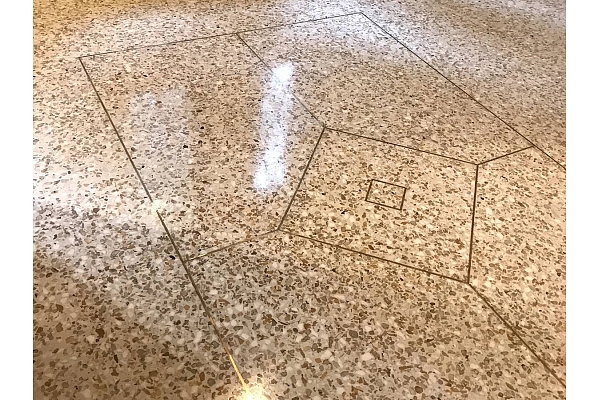Dekoratīva betona grīda ar akmens tekstūru