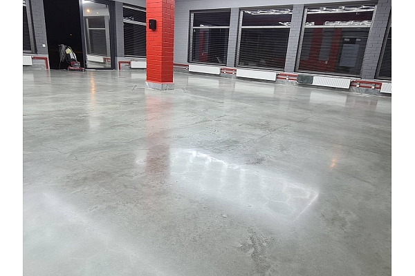 Pulēta betona grīda komerctelpās