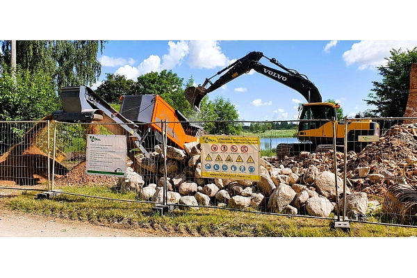 EkoDeal veic precīzu ēku daļēju un pilnīgu demontāžu, pielāgojoties objekta specifikai.