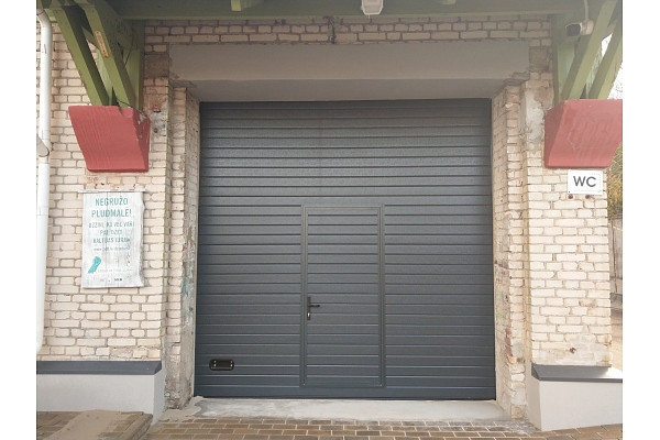 Vārti industriālai telpai