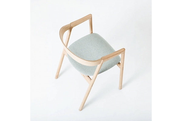Premium dizaina krēsls ar ergonomisku formu – komfortabla mīkstā mēbele interjeram