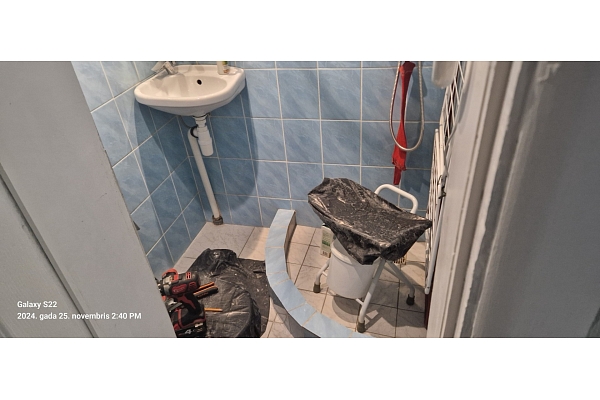 Santehnikas darbi vannas istabā – demontāža un sagatavošana remontam.