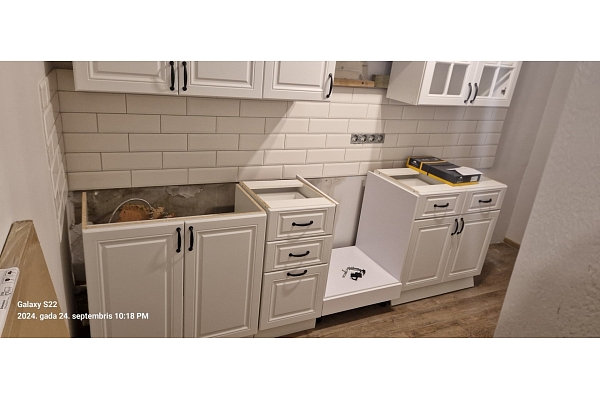 Virtuves mēbeļu montāža un uzstādīšana.