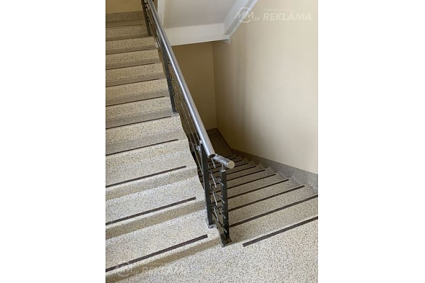 Dekoratīvais čipsu klājums ar pretslīdi