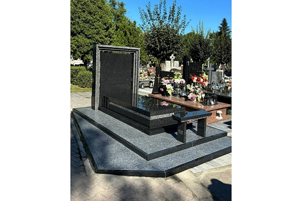 Granīta pieminekļi un apmales