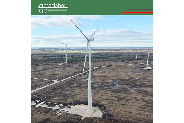 Madaberi piedalās vides draudzīgo risinājumu ieviešanā – tiek uzstādītas vēja turbīnas enerģijas ražošanai.