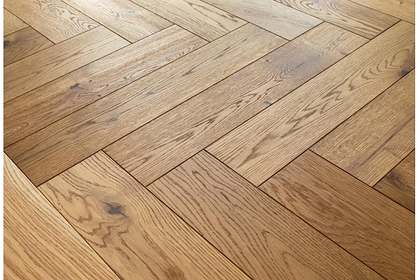 Dabiskais gaišais ozola parkets, kas piešķir jūsu telpām eleganci