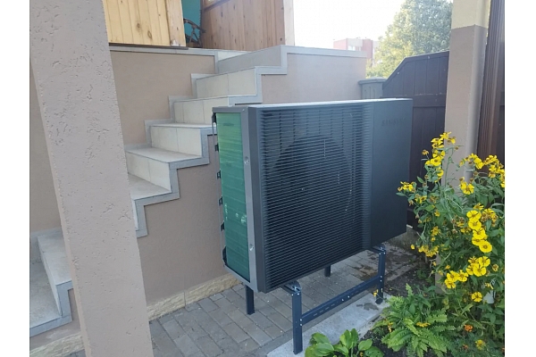 Saules elektrostacijas izbūve uz ēkas jumta pilsētā