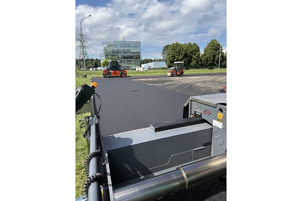 Asfalta seguma virskārtas atjaunošana stāvlaukumā