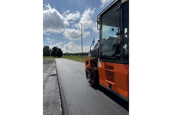 Asfalta seguma virskārtas atjaunošana stāvlaukumā