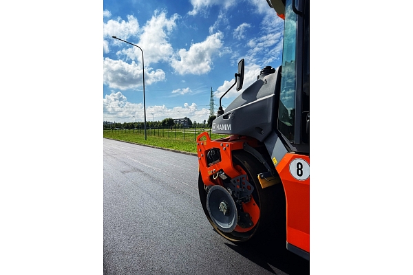 Asfalta seguma virskārtas atjaunošana stāvlaukumā