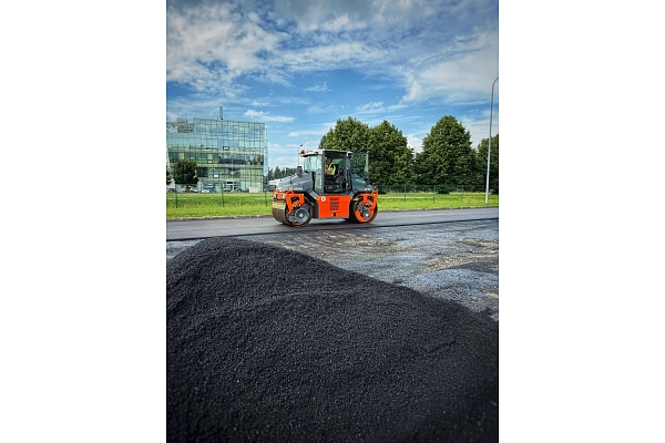 Asfalta seguma virskārtas atjaunošana stāvlaukumā