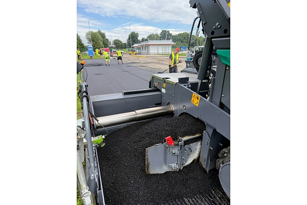 Asfalta seguma virskārtas atjaunošana stāvlaukumā