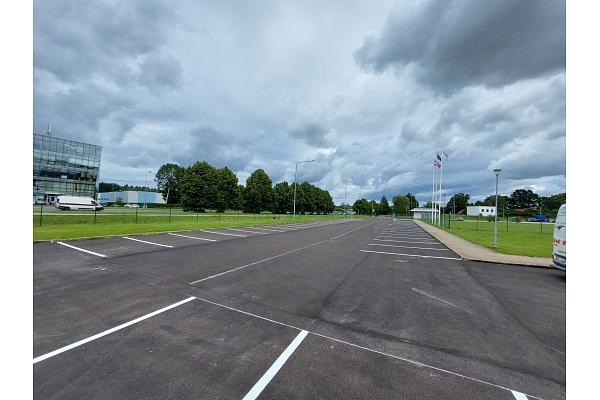 Asfalta seguma virskārtas atjaunošana un ceļa horizontālo apzīmējumu uzklāšana stāvlaukumā