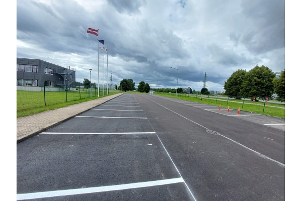 Asfalta seguma virskārtas atjaunošana un ceļa horizontālo apzīmējumu uzklāšana stāvlaukumā