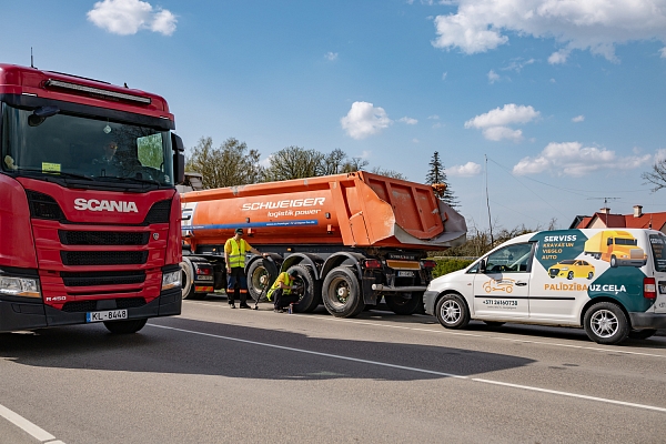 Palīdzība uz ceļa kravas auto