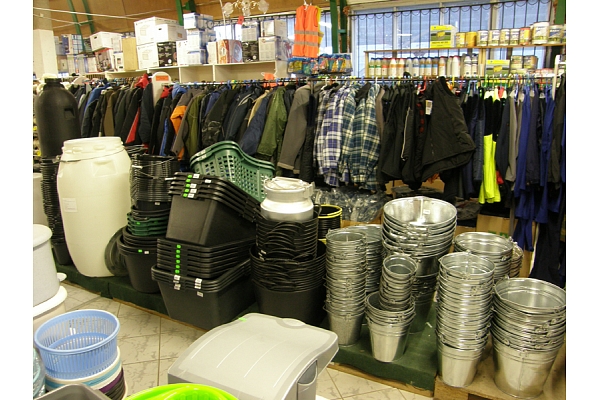 Plastmasas mucas grozi spaiņi metāla spaiņi darba apģērbi Valmiera Rūjiena