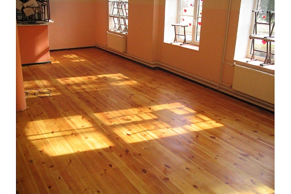 koka grīdu lakošana