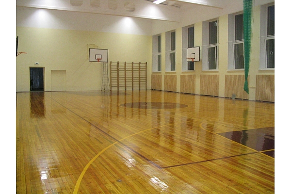 sporta zāles grīdas atjaunošana