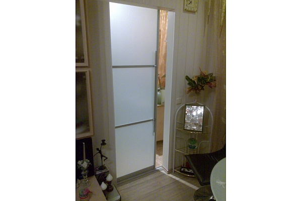 Stikla bīdamās durvis ar matēto plēvi