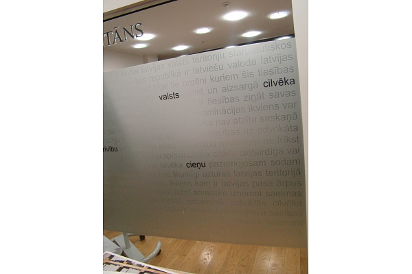 Stikla starpsienas ar plēvi