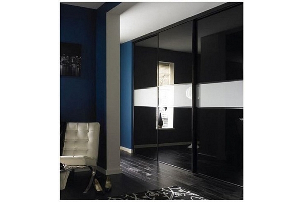 Skapis. Ar bīdāmām stikla durvīm, ar melno plēvi.