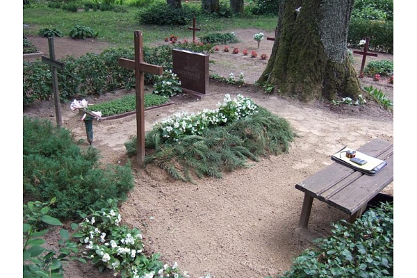 Akmens apstrāde, kapu pieminekļi, kapakmeņi