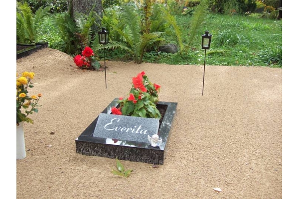 Akmens apstrāde, kapu pieminekļi, kapakmeņi