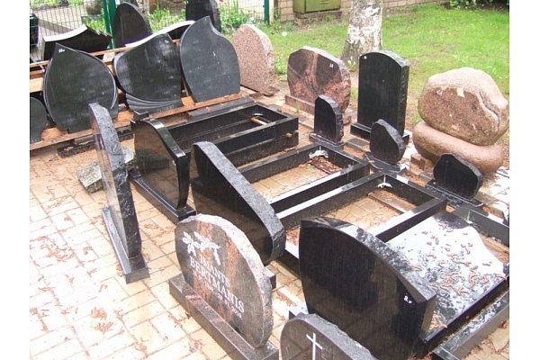 Akmens apstrāde, kapu pieminekļi, kapakmeņi