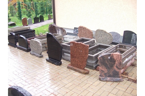 Akmens apstrāde, kapu pieminekļi, kapakmeņi