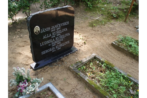 Akmens apstrāde, kapu pieminekļi, kapakmeņi