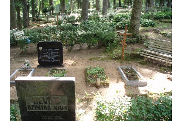 Akmens apstrāde, kapu pieminekļi, kapakmeņi