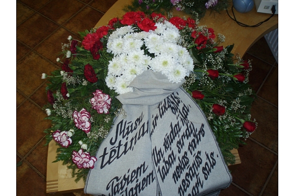 Bēru vainagi, kroņi, štrausi, ziedi